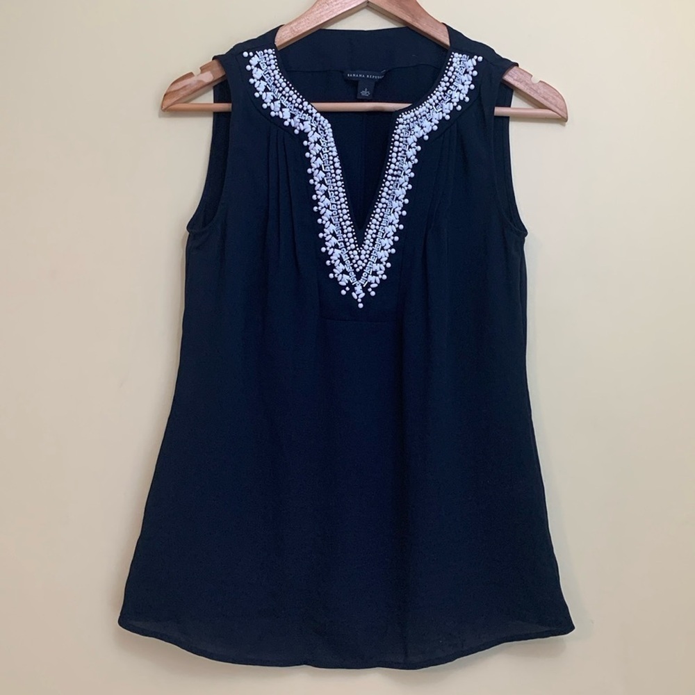 Banana Republic | Black White Beaded Sleeveless Lightweight Split Neck Shirt 0
